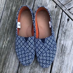 Women’s Size 8.5 Tom’s slip on shoes